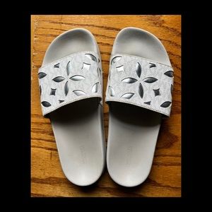 Michael Kors White/Silver Flower Slides w/ MK Logo Pattern Slides•8M